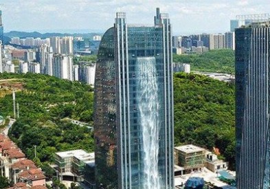 На небоскрёбе создали искусственный 108-метровый водопад